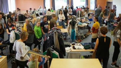 Bild: weu
18 Anbieter boten beim Mädchen-Flohmarkt im Mehrgenerationenhaus aktuelle Mode zu kleinen Preisen an. Groß war das Interesse der Käufer.