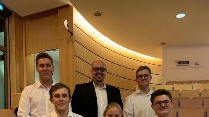Bild: exb
Fünf der 15 Schüler des P-Seminars bei der Preisverleihung: oben von links Christoph Schönberg, Lehrer Markus Hartung und Nikolas Lowies, unten von links Daniel Lang, Franziska Schaller und Tobias Prause.