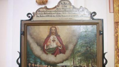 Bild: schß
Ein besonderes Schmuckstück in der Hohenkemnather Filialkirche St. Franz Xaver ist ein doppelseitiges Votivbild, das an eine im Jahre 1796 in der Gegend grassierenden Rinderseuche erinnert. Für den Volkskundler sind besonders die verschiedenen Trachten und der Hinweis auf die damals noch praktizierte Waldweide bemerkenswert.