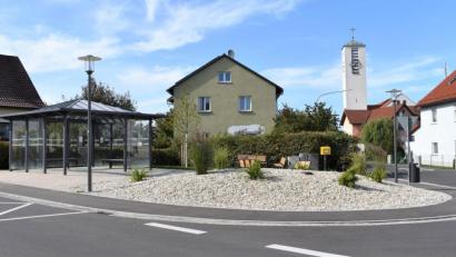 Bild: rgr
Ein gläserner Pavillon und Ruhebänke sind im Zuge der Dorferneuerung in Hütten entstanden. Nun ist das Projekt abgeschlossen. Das will die Stadt Grafenwöhr gemeinsam mit den Bürgern am heutigen Freitag feiern.