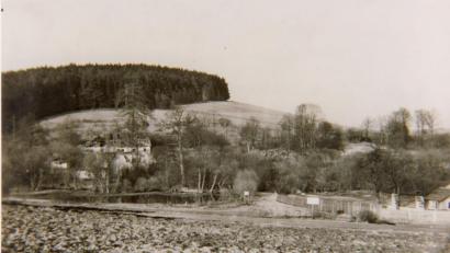 Archivbild: fjo
Vom einstigen Schloss Ströbl und den umliegenden Gutsgebäuden existierte bereits an Ostern 1956 nicht mehr viel und die Natur eroberte sich das einst stolze Anwesen immer mehr zurück.