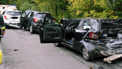 Bild: gf
Drei Pkw schob der Lastwagen über 20 Meter weit aufeinander: Gesamtschaden rund 80 000 Euro.