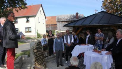 Bild: kro
Bürgermeister Franz Stahl (links) zollte der Kleinklenauer Dorfgemeinschaft großen Respekt für ihren Zusammenhalt und die erbachten Eigenleistungen.