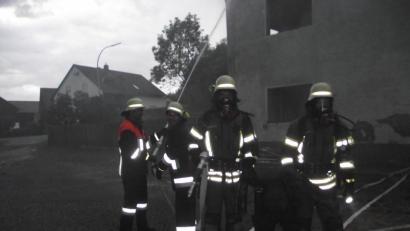 Bild: ror
Mit schwerem Atemschutzgerät rückt die Muglhofer Wehr bei einer Einsatzübung in der Feuerschutzwoche in Matzlesrieth an.