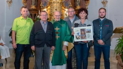 Bild: wms
Mit einer Bilder-Collage wurde Anita Schrems ausgezeichnet, die bereits die 50. Wallfahrt absolvierte. Im Bild: (von links) Stellvertretender Pilgerführer Peter Beer, ehemaliger Pilgerführer Hans Heldwein, Pater Reinhold Schmitt, Pilgerführer Bernd Schwamberger, Pilgersekretärin Anita Schrems und stellvertretender Pilgerführer Tobias Schwamberger.