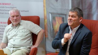 Bild: fsb
Gesprächsleiter Alfons Ernstberger (links) und Rentenberater Markus Nickl diskutieren über die Rente.