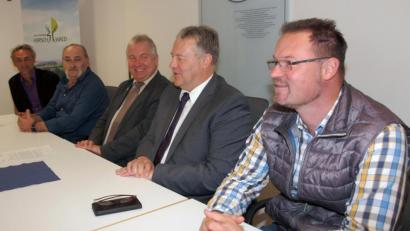 Bild: sön
Als Landrat Richard Reisinger (Zweiter von rechts) betonte „der Landkreis wird auch in Zukunft das ZEN unterstützen“, freuten sich ZEN-Vorsitzender Florian Junkes, Bürgermeister Markus Dollacker, Klimacheck-Projektleiter Karl-Heinz Hofbauer und Klimaschutzkoordinator Joachim Scheid (von rechts).