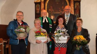 Bild: gru
Jubilare des Kirchenchors sind (von links) Michael Heldrich und Erika Hollederer; die bisherige Leiterin Heidi Wohlfahrt wird von Elsbeth Maderer abgelöst. Hinten von links Pfarrer Matthias Ahnert und der Vertrauensmann im Kirchenvorstand, Rudi Gruber.