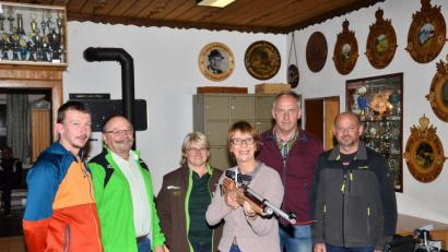 Bild: fjo
Den ersten Schuss überlassen die fast 900 startberechtigten Schützen der Marktgemeinde ihrer Bürgermeisterin, Margit Kirzinger (Dritte von rechts).