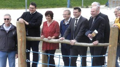 Bild: Hirsch
Bürgermeister Thomas Falter (Zweiter von links) freute sich mit den Gästen über die Entwicklung des Erlebnisparks "Wasser - Fisch - Natur".