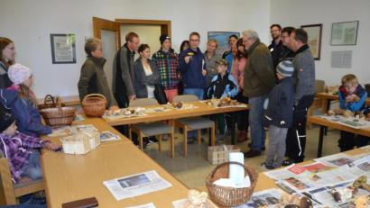 Bild: gi
Stefan Hartwig (mit Schwammerl), Pilz-Sachverständiger der Deutschen Gesellschaft für Mykologie erklärte den Teilnehmern nach der Pilz-Exkursion die verschiedenen Pilze ob essbar, ungenießbar oder gar giftig.