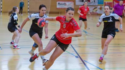 Bild: Günter Uschold (gud)
Katharina Kiener (hier im Spiel gegen die HSG Nabburg/Schwarzenfeld) und ihre Mannschaftskolleginnen starten mit einem Heimspiel gegen die SG Regensburg in die neue Bezirksoberligasaison.