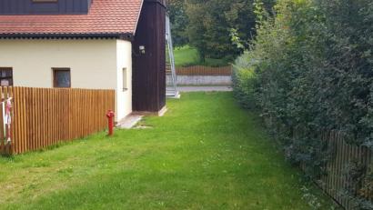 Bild: dob
An dieser Stelle könnten sich die Verantwortlichen der Freiwilligen Feuerwehr den Garagenanbau für den Mannschaftswagen vorstellen. Die Entscheidung des Stadtrats für die Anschaffung fällt am 10. Oktober in der Stadtratssitzung.