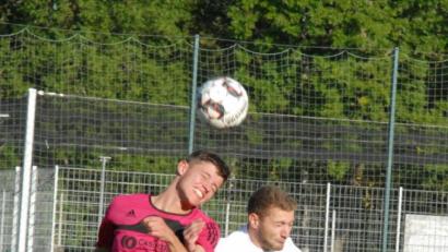 Bild: gb
Der FC Tirschenreuth feierte zuletzt einen überraschenden 3:1-Erfolg gegen Münchberg. Hier setzt sich Tobias Siegert (links) im Luftkampf gegen Gästespieler Sandro Preißinger durch. Am Samstag gastieren die Kreisstädter bei Tabellennachbar SpVgg Oberkotzau.