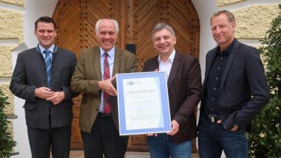 Bild: Hirsch
IHK-Geschäftsstellenleiter Manuel Lischka (Zweiter von rechts) überreichte Brauereibesitzer Wolfgang Rasel (Zweiter von links) eine Urkunde der Industrie- und Handelskammer für „100 Jahre Schlossbrauerei Naabeck“. Landrat Thomas Ebeling (links) und sein Mitarbeiter Christian Meyer (rechts) gratulierten.