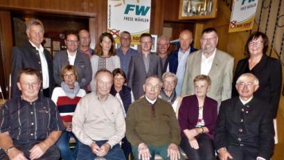 Bild: jml
Die UPW/FW-Ortsgruppe vertraut auf viele treue Mitglieder. Die Landtagsabgeordneten Joachim Hanisch und Tobias Gotthardt (hinten, von links) waren ebenso wie FW-Kreisvorsitzende Gabriela Bäumler (stehend, rechts) und Kreisrat Karl Meier (sitzend, rechts) beim Jubiläum dabei. Vorsitzender Reinhard Ponitz (hinten, Zweiter von rechts) erhält für seine langjährige Führung die Ehrennadel der Freien Wähler in Platin.