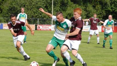 Bild: gb
Der SV Mitterteich tritt am Samstag beim starken Aufsteiger SV Schwaig an. Manuel Dürbeck (grün-weißes Trikot) steht nach seiner
Verletzungspause möglicherweise vor dem Comeback.