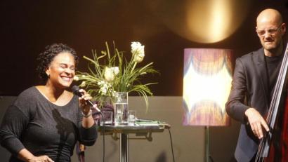 Bild: Hirsch
Meister der Improvisation: Sängerin Cecile Verny (links) und Sven Faller (rechts).