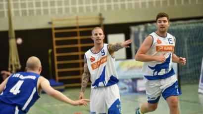Bild: Alfred Schwarzmeier
Aufbauspieler Patrik Bortel (Mitte) gibt auch in dieser Spielzeit wieder den Ton an, wenn es um Spielzüge geht. Gemeinsam mit seinen Teamkollegen will er die Hamm Baskets Weiden zu einer erfolgreichen Saison führen.