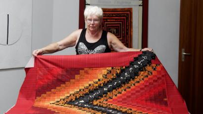 Bild: tr
Eva Decker ist Patchworkerin, die Stoffe zu kunstvollen Decken aus lauter Quadraten verarbeitet.