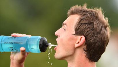 Bild: af
SC-Spieler Stefan Frischholz nimmt noch einen Schluck, bevor es in die Partie gegen den SV Kulmain geht.