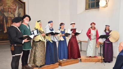 Bild: fjo
Mit der gleichen Farbigkeit, die der Festchor "Rosa coeli" an den Tag legt, fegt das bunte Liederprogramm über die Zuhörer hinweg. Chorleiterin Petra Vojtová (Zweite von rechts) und Altsopranistin Mirka Mutinská (Dritte von links) moderieren zweisprachig.