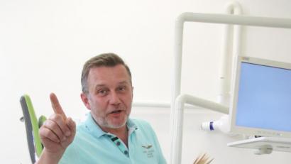 Bild: mfh
Dr. Stefan Morgenschweis liest Morgenschweis in seiner Praxis.