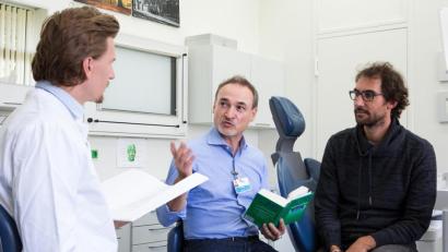 Bild: UKR / Vincent Schmucker
Gabriel De Fraia (Mitte) als Übersetzer in einem Arzt-Patienten-Gespräch in der Zahnklinik des UKR.