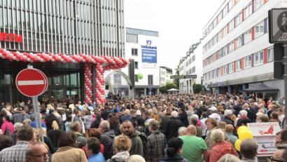 Bild: Gabi Schönberger
Macerataplatz, Donnerstag, kurz vor 11 Uhr. Die Menschenmassen stauen sich bis in die Wörth- und in die Max-Reger-Straße. Über 4000 Besucher wollen zu den ersten gehören, die das NOC stürmen. Sie brauchen Geduld.