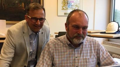 Bild: phs
Gerhard Ruhland (links) schaut Reinhold Gietl weiterhin intensiv über die Schulter. Am 1. Januar wechselt er dann selbst auf den Chefsessel.