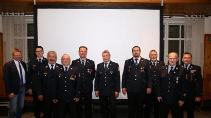 Bild: egl
Nach der in Freudenberg vorgenommenen Ehrung (von links): Bürgermeister Alwin Märkl, Kreisbrandmeister Armin Daubenmerkl, Kreisbrandrat Fredi Weiß, Richard Schwarz, Florian Junkes, Achim Hantke, Alwin Holzner, Kreisbrandmeister Jürgen Ehrnsberger, Kreisbrandinspektor Hubert Blödt und Kreisbrandmeister Alexander Graf.