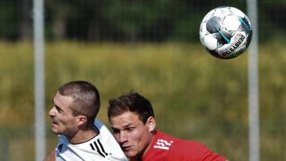 Bild: Büttner, Gerhard
Im letzten Heimspiel gegen den BSC Woffenbach hatten die Grafenwöhrer Spieler (links Johannes Renner) zu oft das Nachsehen. Bessere 90 Minuten lieferte die Sportvereinigung in Straubing ab, was Ansporn für die Partie am Samstag gegen den SC Ettmannsdorf im Sportpark sein soll.