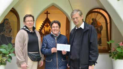 Bild: dob
Christa Wildenauer (Mitte) hat ein großes Spenderherz. Diesmal erhielt der Waldthurner Pfarrer Norbert Götz, der mit Pfarrhaushälterin Elisabeth Kodalle (links) vorbeikam, 1000 Euro für die Wallfahrtskirche auf dem Fahrenberg. Diese Großzügigkeit wusste der Seelsorger sehr wohl zu schätzen und bedankte sich mehrmals mit einem herzlichen "Vergelt's Gott".