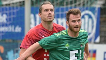 Bild: ref
Gegen den ASV Cham (links hinten der Ex-Amberger Michael Plänitz) gab’s ein 0:0, danach holte die DJK Ammerthal zwei Siege mit insgesamt zehn Treffern. Jonas Grunner (rechts) wird hier von ASV-Abwehrchef Plänitz abgeschirmt.