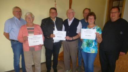Bild: mad
Die Vertreter des KLB-Ortsverbandes übergaben die Spenden an Diözesanseelsorger Udo Klösl (Dritter von links). Pfarrer Markus Urban (rechts) freute diese Unterstützung.