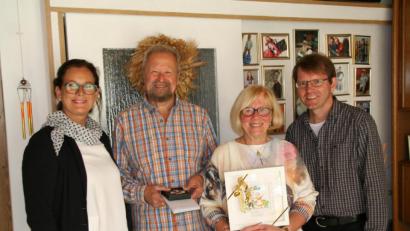 Bild: fpoz
Günther und Annette Sommerer (Bildmitte) sind seit 50 Jahren verheiratet. Zur Goldenen Hochzeit gratulierten Bürgermeisterin Friederike Sonnemann (links) und Pfarrer Andreas Kraft (rechts).