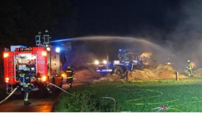 Bild: Dobmeier
Neben der Feuerwehr ist ein THW-Radlader im Einsatz, um Glutnester aufzuspüren, damit sie gelöscht werden können.