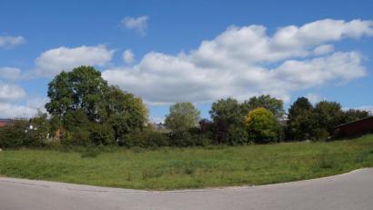 Bild: weu
Auf dem Grundstück (im Vordergrund) an der Ufertalstraße entsteht die Anlage mit 19 Wohneinheiten durch die Genossenschaft „9Bürger eG“. Im nächsten Frühjahr soll mit dem Bau begonnen werden.