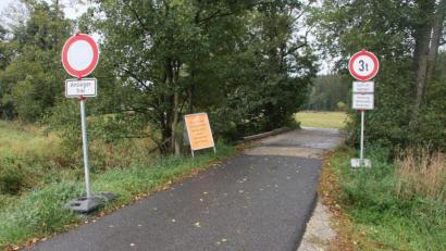 Bild: wro
Noch immer ist die Brücke an der Hammermühle nicht repariert. In der Gemeinderatssitzung aber wurde bekannt, dass die Gemeinde nicht in der Pflicht steht.