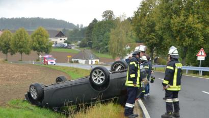 Bild: dob
Riesenglück hatte ein 34-Jähriger bei seinem Unfall am Freitag. Nach dem Überschlag war sein Wagen total demoliert, er blieb unverletzt.