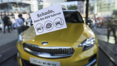 Bild: agentur_dpa
Aktion bei der Internationalen Automobil-Ausstellung Mitte September in Frankfurt: Der SUV boomt, der Protest dagegen auch.