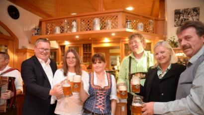 Bild: Andreas Brückmann
Ein Prost auf die Amberger Dult – mit dem Dultbier von Martin Sterk (Dritter von rechts)