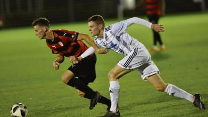 Bild: Alfred Schwarzmeier
Der Weidener Niklas Lang (rechts) verfolgt seinen Gegenspieler: Die SpVgg SV Weiden gab am Freitagabend eine 2:0-Führung aus der Hand und musste sich gegen den VfB Straubing mit einem Unentschieden zufriedengeben.