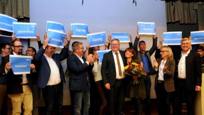 Bild: Stephan Huber
Die JU ließ Michael Cerny (Mitte) nach der Nominierung hochleben. Für Ehefrau Christiane gab es Blumen.