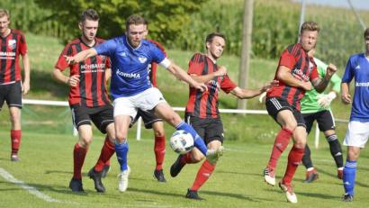 Bild: Hubert Ziegler
Der Kapitän ist wieder an Bord: Bastian Windisch (am Ball) steht dem Ensdorfer Trainer Christof Schwendner im Spiel gegen den TuS Kastl wieder zur Verfügung.