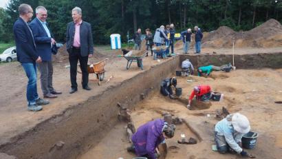 Bild: bl
Christoph Steinmann vom Landesamt für Denkmalpflege, Bürgermeister Richard Tischler und MdL Joachim Hanisch (von links) sind begeistert von den Erkenntnissen, die bei den Ausgrabungen in Pfreimd gewonnen wurden.