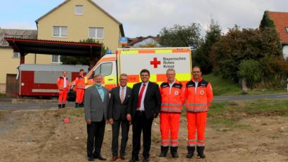 Bild: BRK Kreisverband Tirschenreuth/exb
Mährings Bürgermeister Josef Schmidkonz schaute sich mit BRK-Kreisvorsitzendem Franz Stahl, BRK-Kreisgeschäftsführer Holger Schedl, BRK-Rettungsdienstleiter Klaus Dvorak und BRK-Wachleiter Richard Cruz (vorne, von links) am Baugrundstück für den BRK-Rettungsdienststandort Griesbach um.