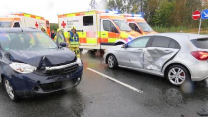Bild: adj
Schwer demoliert blieben die beiden Fahrzeug liegen, die in den Unfall beim Pendlerparkplatz verwickelt waren. Vier der insgesamt sechs Insassen wurden ins Weidener Klinikum transportiert.