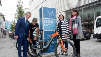 Bild: Gabi Schönberger
Felix Bydkiewski Geschäftsführer von LaFace geht mit gutem Beispiel voran. Stolz präsentiert er ein E-Bike an der Neuen Ladestation vor dem NOC-Eingang Ringstraße zusammen mit Bürgermeister Jens Meyer, Centermanagerin Reinhild Holthaus und Geschäftsführerin der Stadtwerke Christine Melischko.