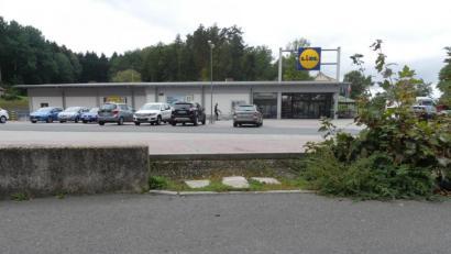 Bild: rn
Mit Interesse vernehmen Stadträte und Zuhörer die Ankündigung: Zwischen Lidl und Edeka entsteht eine Verbindungsüberfahrt. Der bisherige "Mauersprung" gehört dann der Vergangenheit an.